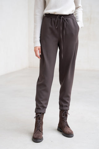 PANTALÓN PINZA ENCONTRADA DELANTE MARRON