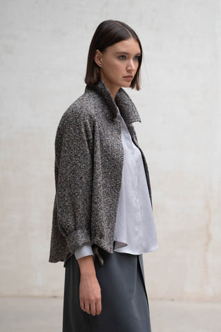 CAZADORA CUELLO ASIMETRICO JASPEADO NEGRO GRIS Y MARRON