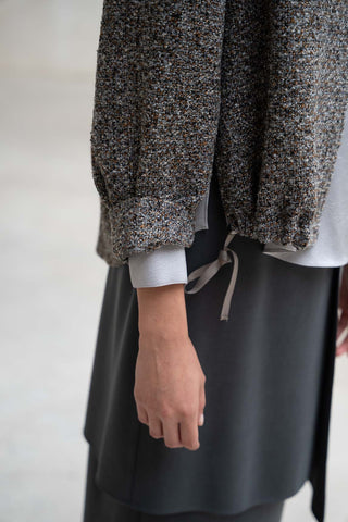 CAZADORA CUELLO ASIMETRICO JASPEADO NEGRO GRIS Y MARRON