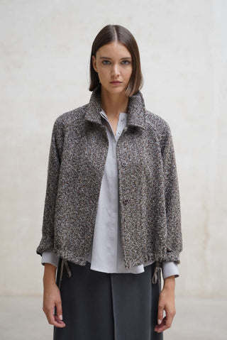 CAZADORA CUELLO ASIMETRICO JASPEADO NEGRO GRIS Y MARRON