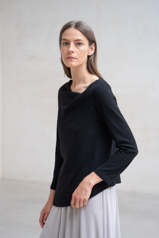 JERSEY CUELLO ASIMÉTRICO NEGRO