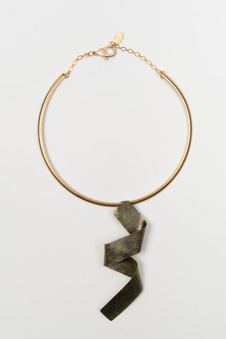 COLLAR CORTO FL PRIVATE CINTA DORADA RÍGIDA