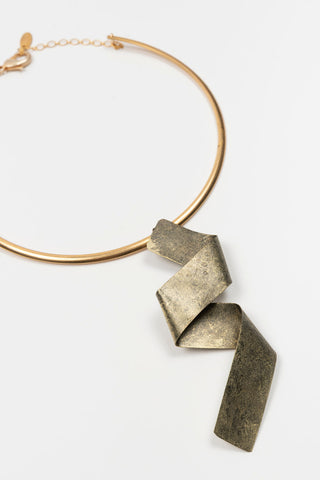 COLLAR CORTO FL PRIVATE CINTA DORADA RÍGIDA