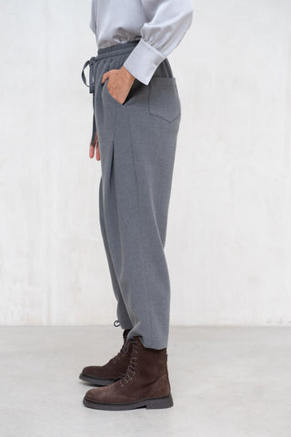 PANTALÓN PINZA ENCONTRADA DELANTE GRIS