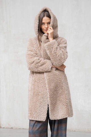 ABRIGO CORTO REVERSIBLE CON CAPUCHA TOSTADO