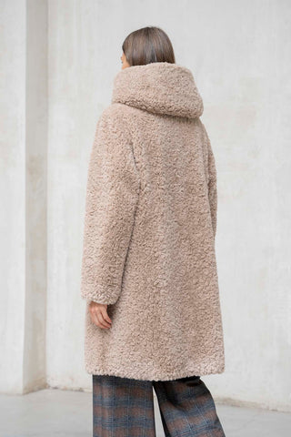 ABRIGO CORTO REVERSIBLE CON CAPUCHA TOSTADO