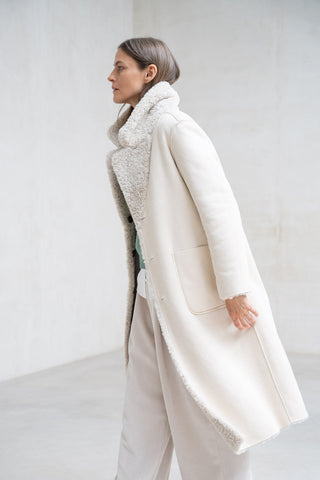 ABRIGO LARGO REVERSIBLE CON SOLAPAS CRUDO