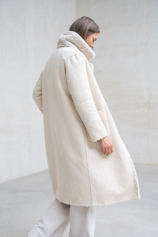 ABRIGO LARGO REVERSIBLE CON SOLAPAS CRUDO