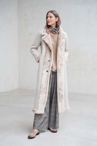 ABRIGO LARGO REVERSIBLE PELUCHE SOLAPAS CHAMPAGNE