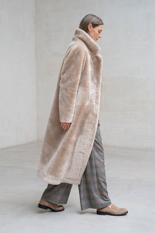 ABRIGO LARGO REVERSIBLE PELUCHE SOLAPAS CHAMPAGNE