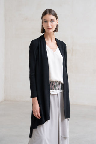 CHAQUETA ORSANA PUNTO PICO ASIMÉTRICA NEGRO