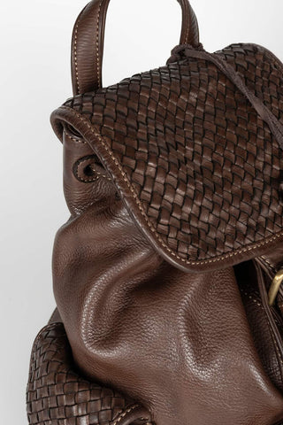 Mochila Vael em pele entrançada castanha