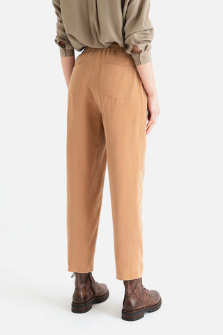 PANTALON CORTES LATERALES Y CINTAS CAMEL