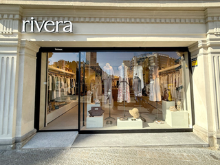 Fachada de una tienda Rivera con escaparate
